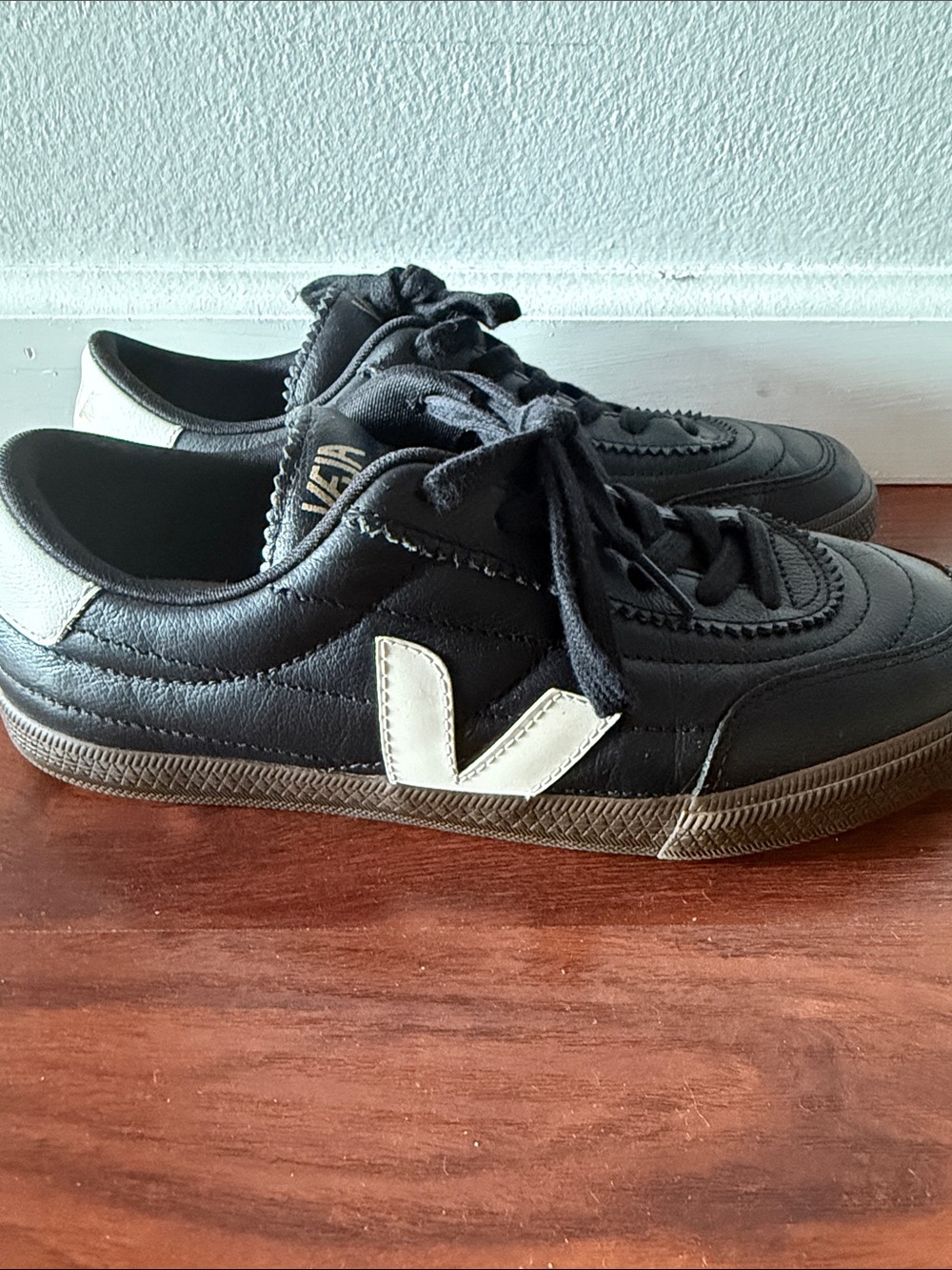 Veja PANENKA LEATHER BLACK WHITE